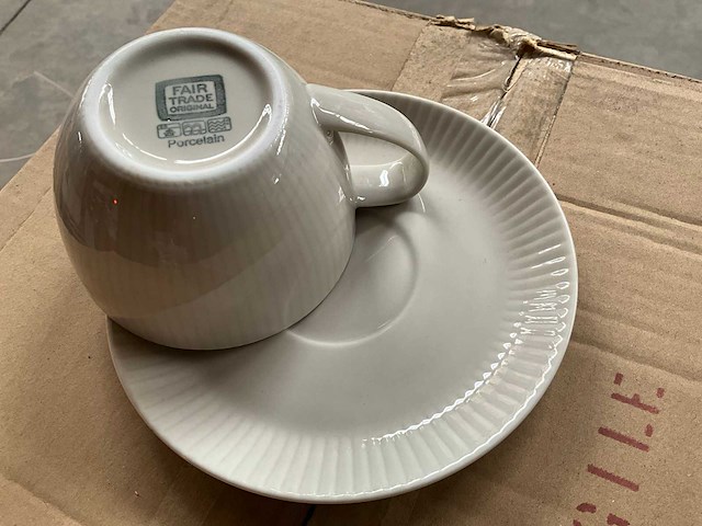 Fair trade kop en schotel set ‘royal’ porselein (94x) - afbeelding 6 van  7