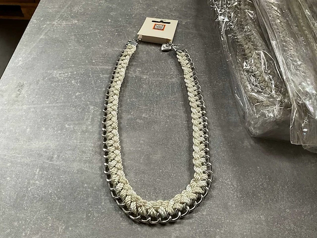 Fair trade kralen ketting crème/zilverkleur (68x) - afbeelding 2 van  6