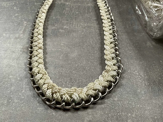 Fair trade kralen ketting crème/zilverkleur (68x) - afbeelding 3 van  6