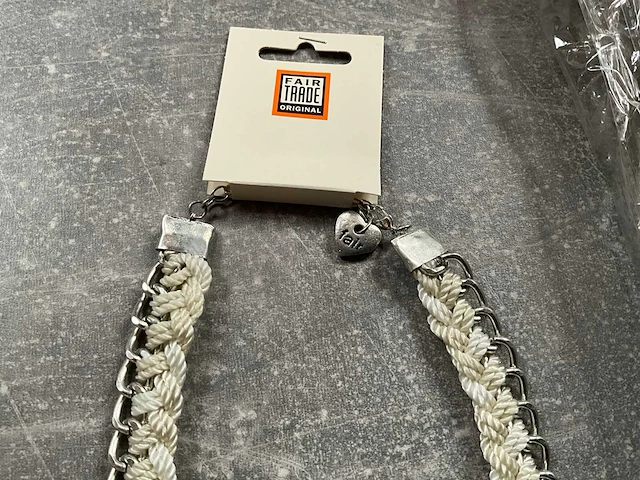 Fair trade kralen ketting crème/zilverkleur (68x) - afbeelding 4 van  6
