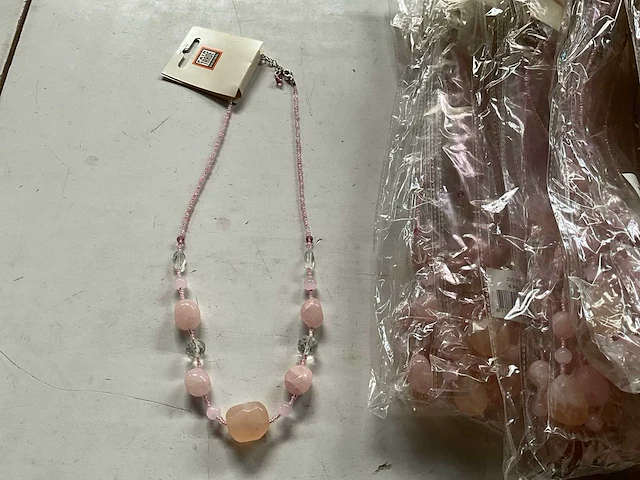 Fair trade kralen ketting roze (54x) - afbeelding 2 van  6