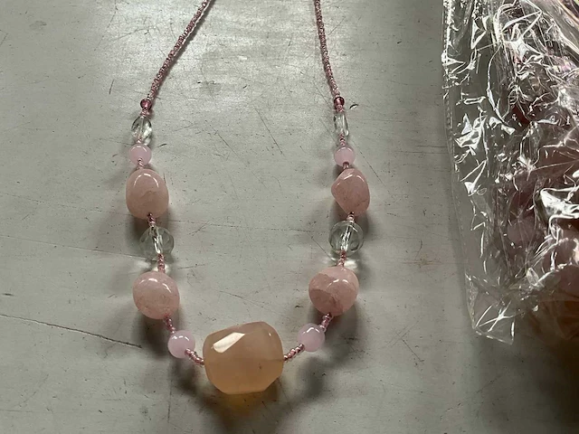 Fair trade kralen ketting roze (54x) - afbeelding 3 van  6