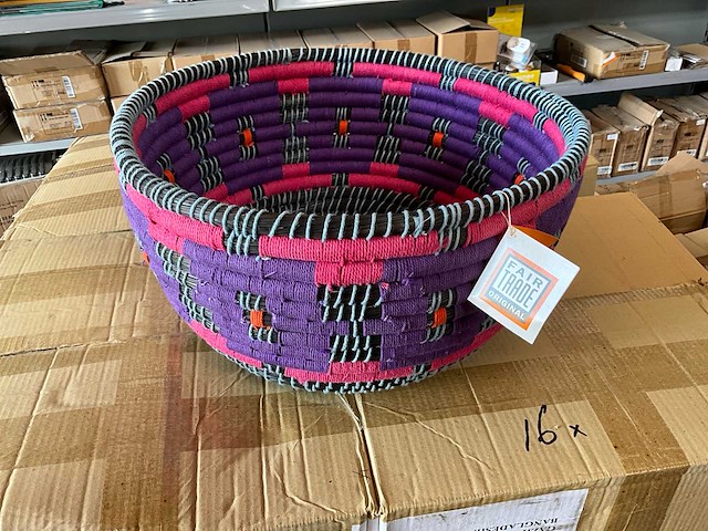 Fair trade mand +/- ?42 x 23 cm hoog (16x) - afbeelding 1 van  5