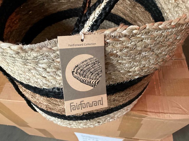 Fair trade mand beige/zwart jute-hogla +/- ø35 x 28 cm hoog (36x) - afbeelding 6 van  9
