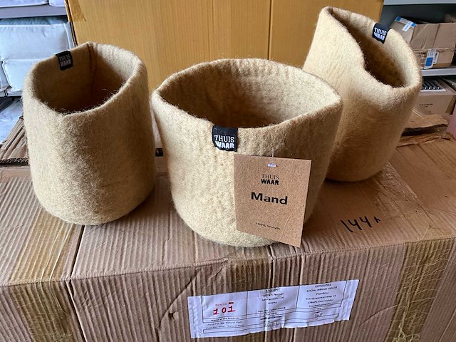 Fair trade mand/plantpot 100% wolvilt naturel +/- ?16 x 16 cm hoog (140x) - afbeelding 1 van  7