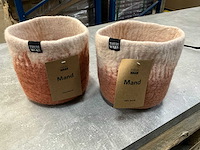 Fair trade mand/plantpot roze/wit wolvilt +/- ø15 x 17 cm hoog (165x) - afbeelding 1 van  7