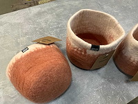 Fair trade mand/plantpot roze/wit wolvilt +/- ø15 x 17 cm hoog (165x) - afbeelding 3 van  7