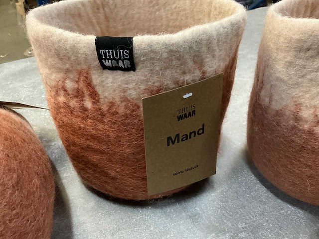 Fair trade mand/plantpot roze/wit wolvilt +/- ø15 x 17 cm hoog (165x) - afbeelding 4 van  7