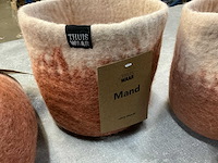 Fair trade mand/plantpot roze/wit wolvilt +/- ø15 x 17 cm hoog (165x) - afbeelding 4 van  7