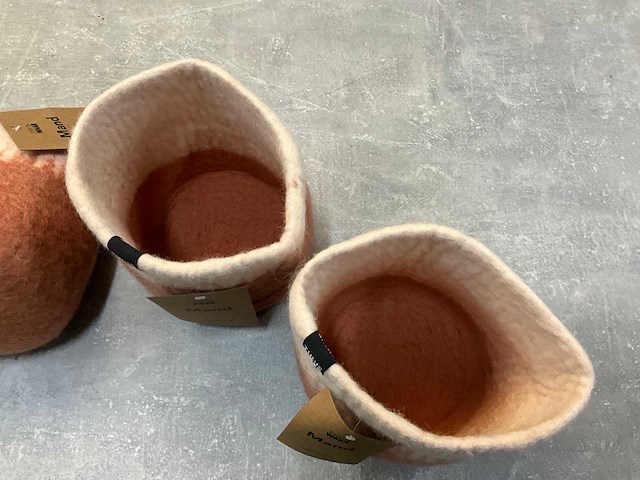 Fair trade mand/plantpot roze/wit wolvilt +/- ø15 x 17 cm hoog (165x) - afbeelding 5 van  7