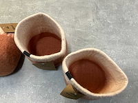 Fair trade mand/plantpot roze/wit wolvilt +/- ø15 x 17 cm hoog (165x) - afbeelding 5 van  7