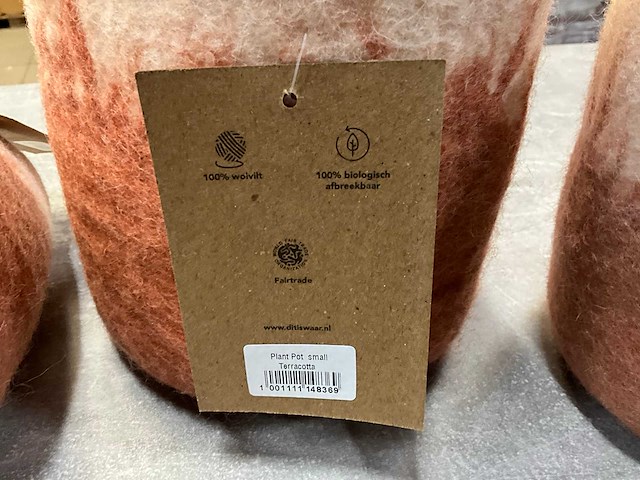 Fair trade mand/plantpot roze/wit wolvilt +/- ø15 x 17 cm hoog (165x) - afbeelding 6 van  7
