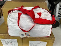 Fair trade schouder/handtas +/- 48 x 15 x 30 cm wit-rood (36x) - afbeelding 1 van  7