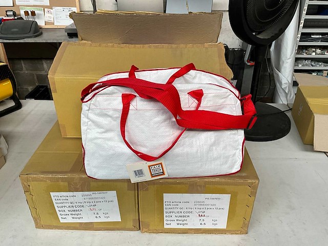 Fair trade schouder/handtas +/- 48 x 15 x 30 cm wit-rood (36x) - afbeelding 2 van  7