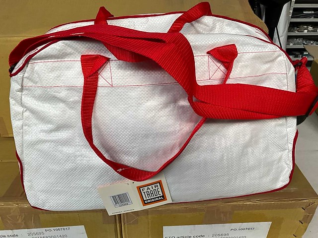 Fair trade schouder/handtas +/- 48 x 15 x 30 cm wit-rood (36x) - afbeelding 3 van  7