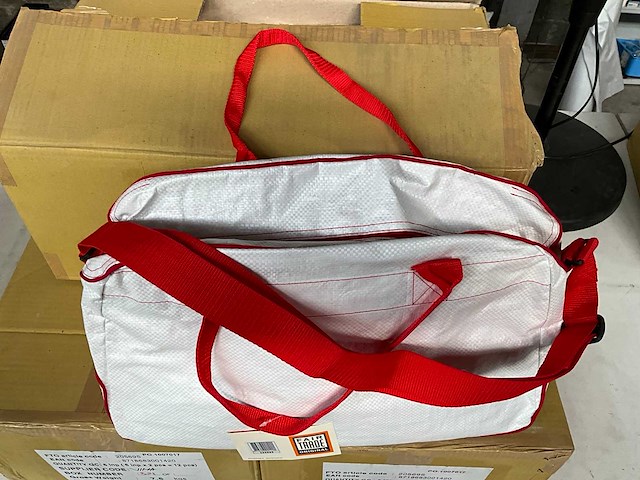 Fair trade schouder/handtas +/- 48 x 15 x 30 cm wit-rood (36x) - afbeelding 5 van  7