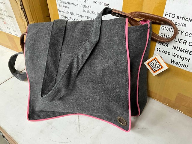 Fair trade schoudertas textiel grijs/roze +/- 30 x 8 x 25 cm (67x) - afbeelding 3 van  9