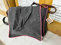 Fair trade schoudertas textiel grijs/roze +/- 30 x 8 x 25 cm (67x) - afbeelding 3 van  9