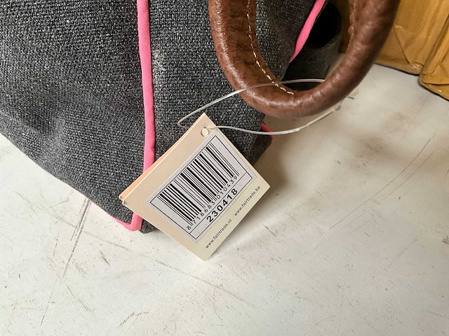 Fair trade schoudertas textiel grijs/roze +/- 30 x 8 x 25 cm (67x) - afbeelding 9 van  9