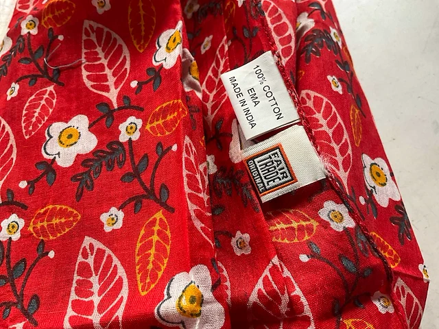 Fair trade sjaal rood/bloem motief katoen (18x) - afbeelding 3 van  5