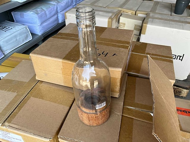 Fair trade theelichthouder fles hout/glas +/- 23cm hoog (64x) - afbeelding 1 van  5