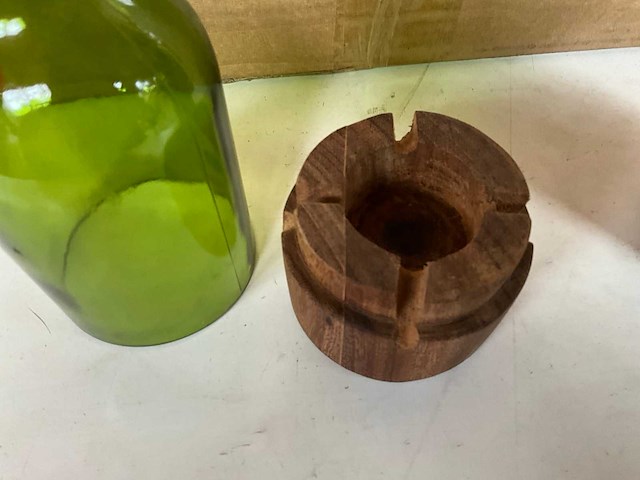 Fair trade theelichthouder ‘wijnfles’ glas/hout ?7 x 23cm hoog (102x) - afbeelding 6 van  7