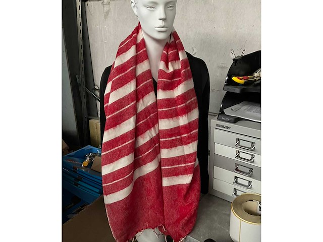 Fair trade warme sjaal rood/wit (39x) - afbeelding 1 van  8