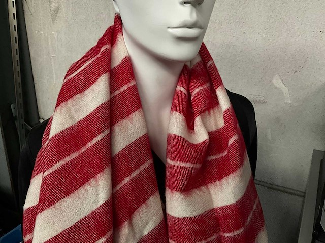 Fair trade warme sjaal rood/wit (39x) - afbeelding 2 van  8