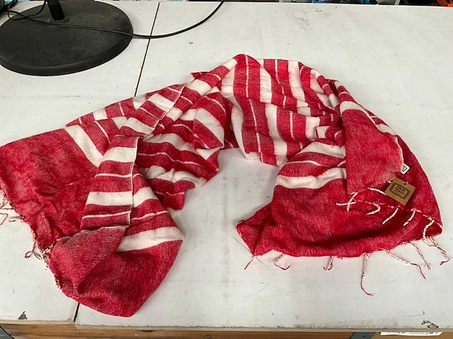 Fair trade warme sjaal rood/wit (39x) - afbeelding 4 van  8