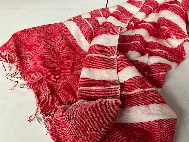 Fair trade warme sjaal rood/wit (39x) - afbeelding 5 van  8