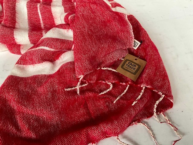 Fair trade warme sjaal rood/wit (39x) - afbeelding 6 van  8