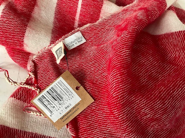 Fair trade warme sjaal rood/wit (39x) - afbeelding 7 van  8