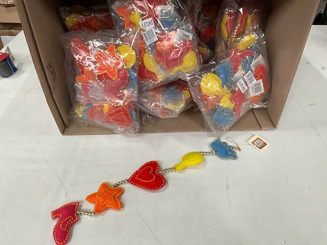Fairtrade decoratieve kleurrijke kinder hanger (108x) - afbeelding 1 van  7