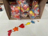 Fairtrade decoratieve kleurrijke kinder hanger (108x) - afbeelding 1 van  7