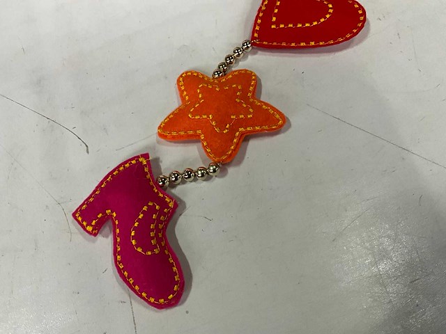 Fairtrade decoratieve kleurrijke kinder hanger (108x) - afbeelding 2 van  7