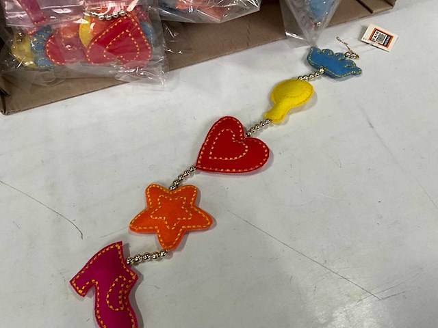 Fairtrade decoratieve kleurrijke kinder hanger (108x) - afbeelding 3 van  7