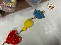 Fairtrade decoratieve kleurrijke kinder hanger (108x) - afbeelding 4 van  7