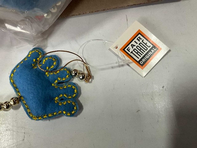 Fairtrade decoratieve kleurrijke kinder hanger (108x) - afbeelding 5 van  7