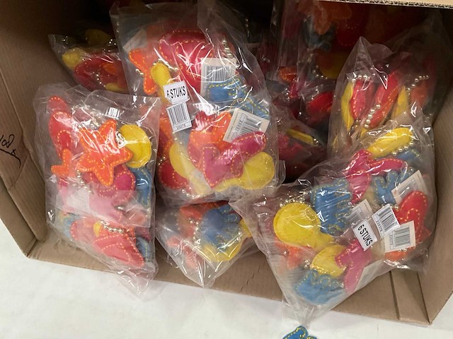 Fairtrade decoratieve kleurrijke kinder hanger (108x) - afbeelding 7 van  7