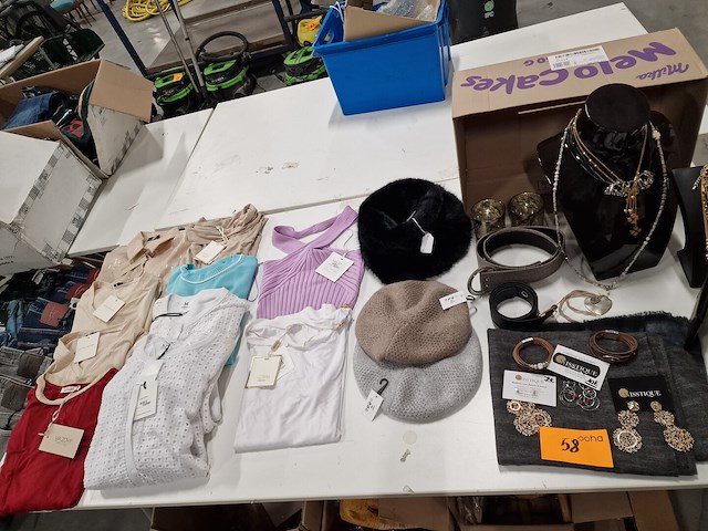 Fantasiejuwelen, bonnets, t-shirts - afbeelding 1 van  8