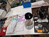 Fantasiejuwelen, bonnets, t-shirts - afbeelding 1 van  8