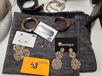 Fantasiejuwelen, bonnets, t-shirts - afbeelding 2 van  8