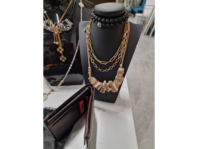 Fantasiejuwelen, bonnets, t-shirts - afbeelding 3 van  8