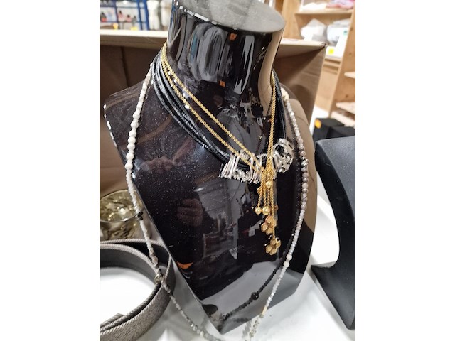 Fantasiejuwelen, bonnets, t-shirts - afbeelding 4 van  8