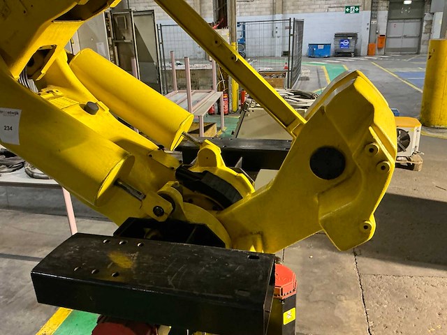 Fanuc s-420 if industriële robot - afbeelding 14 van  15