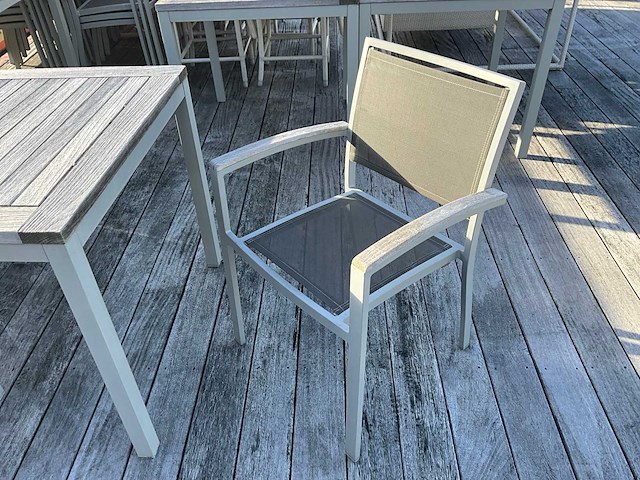 Farmers weave terrastafels (6x) + stoelen (24x) - afbeelding 3 van  7