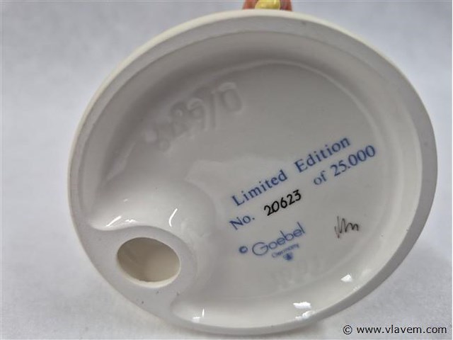 Fascination, little girl with doll - afbeelding 3 van  3