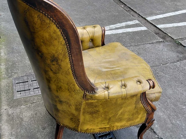Fauteuil - set bestaande uit 2 chesterfield/engelse fauteuils, met hoge rugleuning en een getufted afwerking. - afbeelding 1 van  10