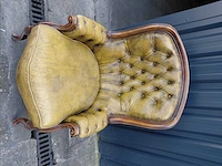 Fauteuil - set bestaande uit 2 chesterfield/engelse fauteuils, met hoge rugleuning en een getufted afwerking. - afbeelding 4 van  10