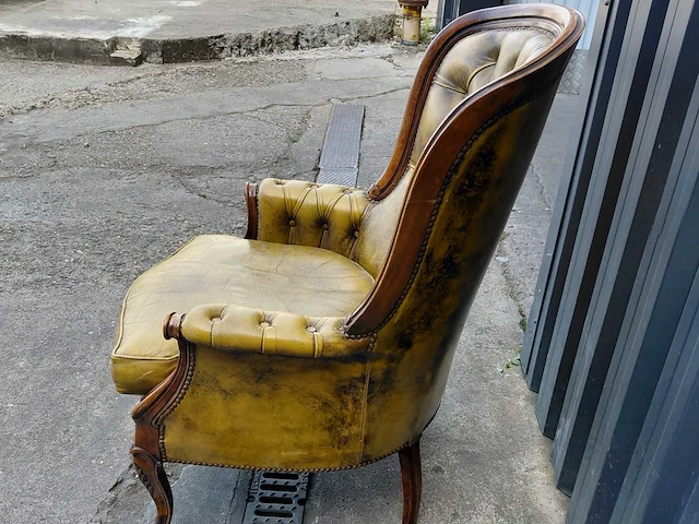Fauteuil - set bestaande uit 2 chesterfield/engelse fauteuils, met hoge rugleuning en een getufted afwerking. - afbeelding 5 van  10